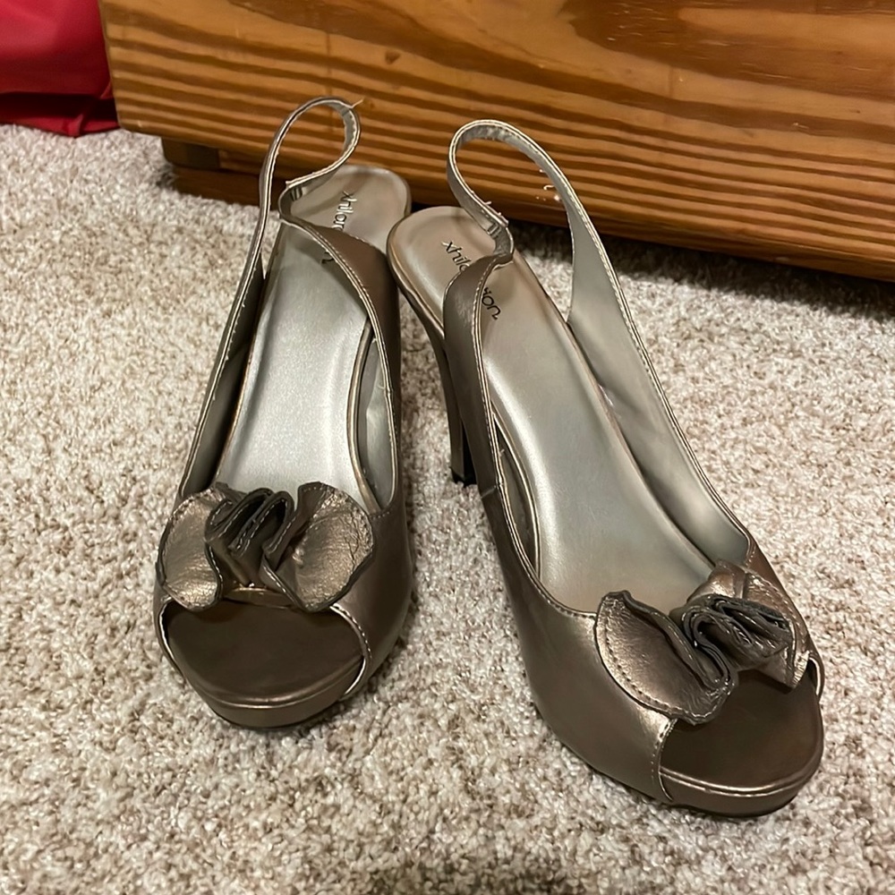 Simple gold heels with floral toe